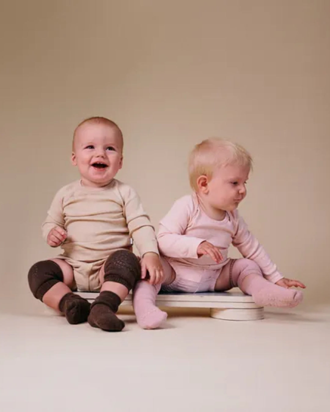 丹麥GoBabyGo 毛圈棉爬行護膝 - Chocolate