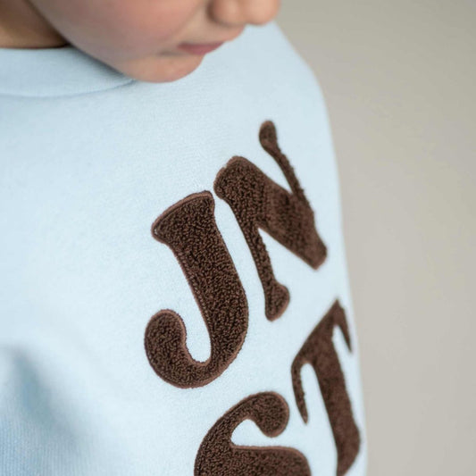 Jenest 100%有機棉刺繡大學T - Cloud Blue ❘ 現貨尺寸: 2Y-8Y