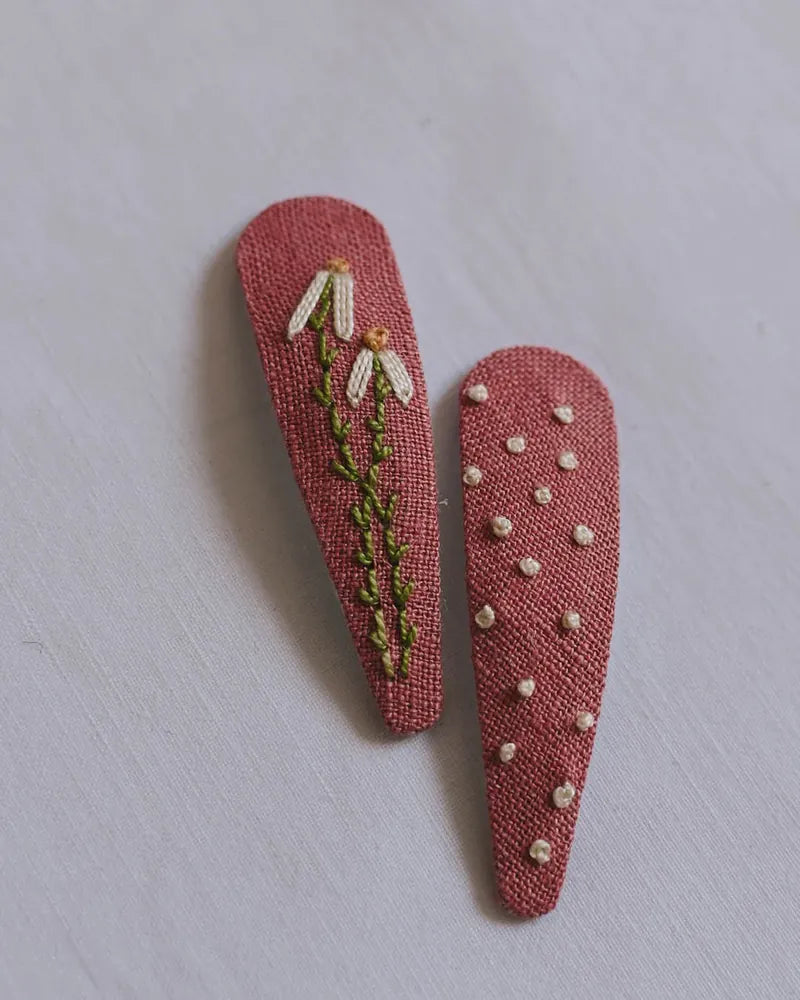 Lanika-atelier 鮭魚粉水仙花+點點手工刺繡髮夾組(最後一件)