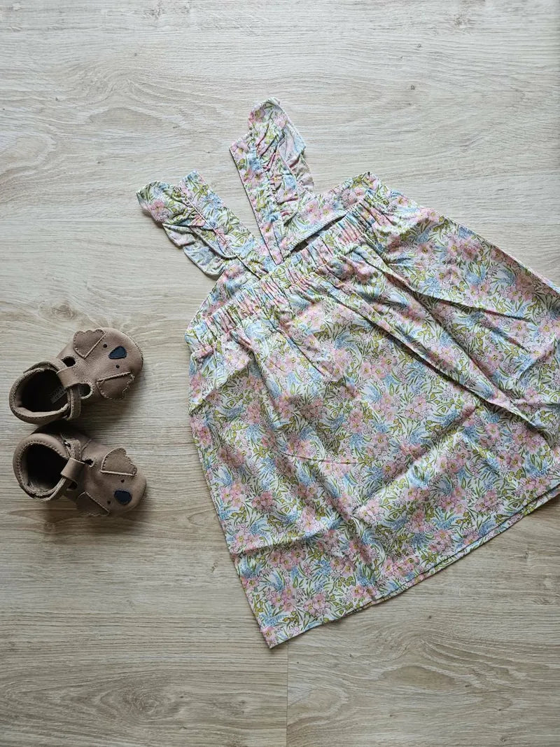 La Petite Collection - 荷葉邊肩帶無袖洋裝 - Liberty 花布 SWIRLING PETALS 4Y (最後一件)