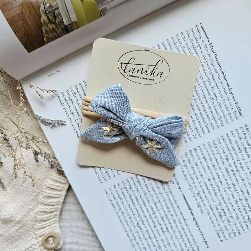 Lanika-atelier 小雛菊手工刺繡蝴蝶結髮帶 - Bluish Grey