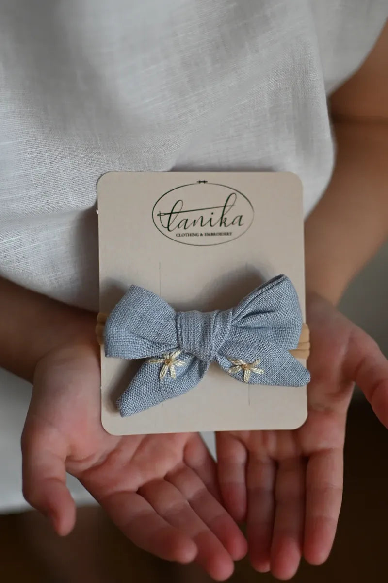 Lanika-atelier 小雛菊手工刺繡蝴蝶結髮帶 - Bluish Grey