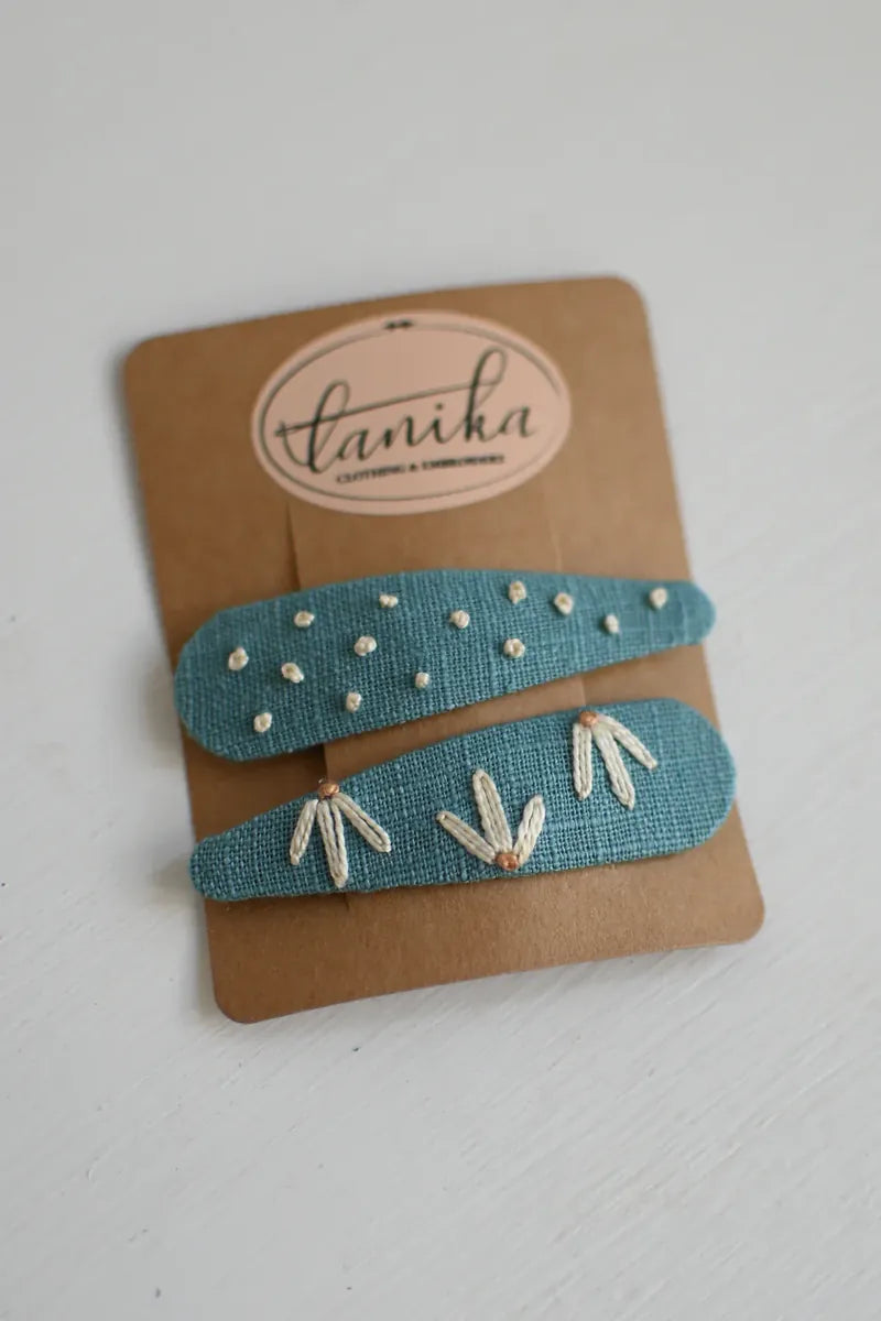 Lanika-atelier 岩石藍小花+點點手工刺繡髮夾組