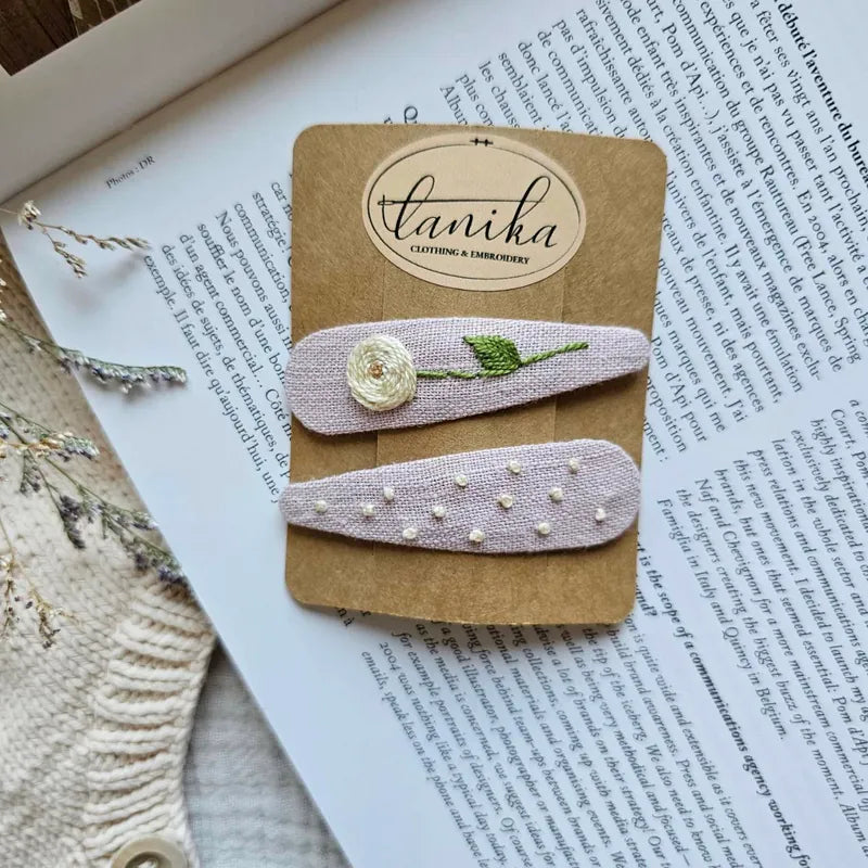 Lanika-atelier 寶寶粉玫瑰+點點手工刺繡髮夾組(最後一件)