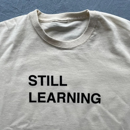 Young Double -100%純棉 Still Learning 中性短袖米白 T-shirt 大人款 ❘ 現貨尺寸:M & L