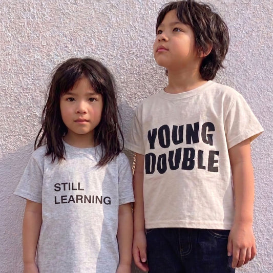 Young Double - 100%純棉 Still Learning 中性短袖淺灰 T-shirt ❘ 現貨尺寸:3Y~8Y