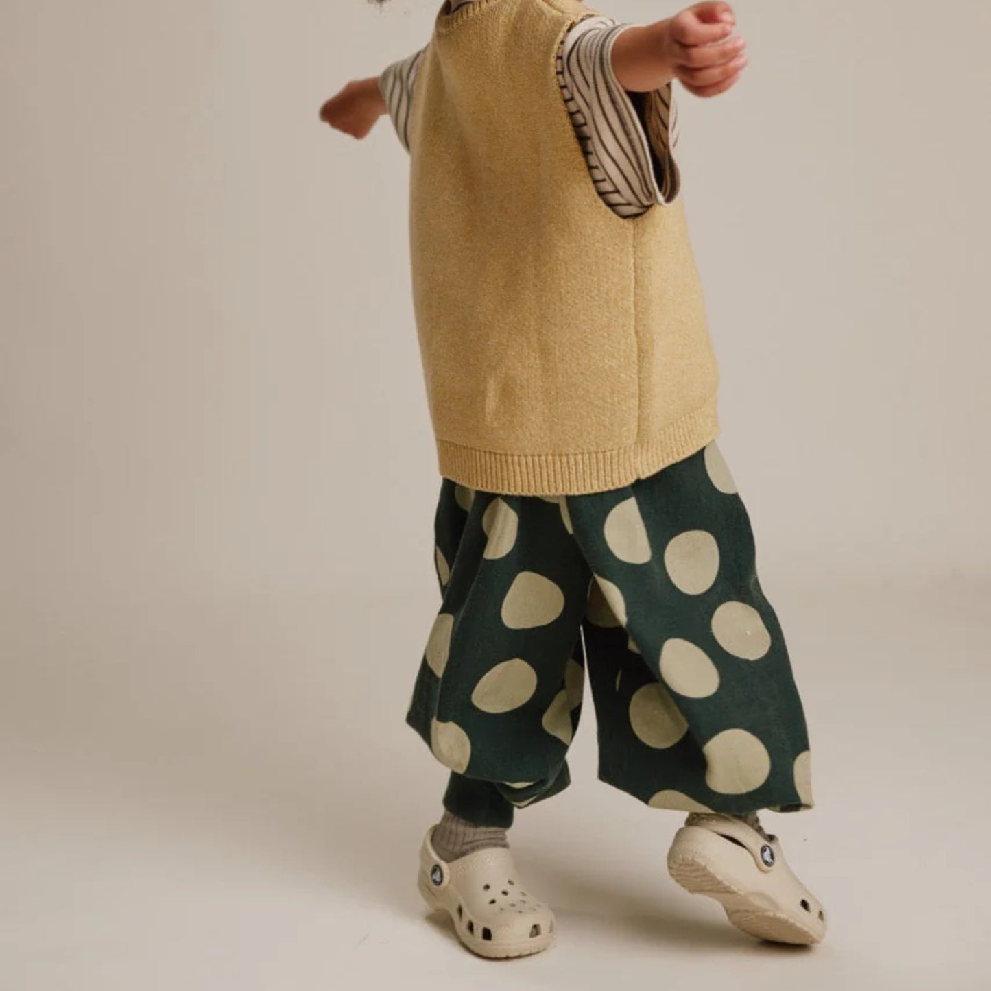 Claude&Co. 100%有機棉 Emerson 綠色點點縮口氣球長褲 - Kale Polka  ❘ 現貨尺寸: 2-3Y & 3-4Y