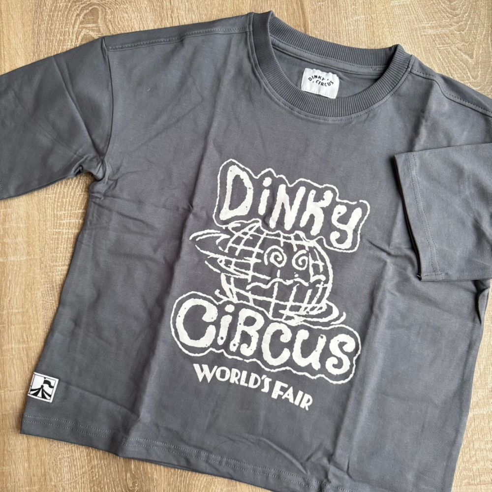 Dinky Circus 萬國博覽會地球印花寬鬆短袖t-shirt - 焦炭灰泥色  ❘ 現貨尺寸: 2Y~9Y