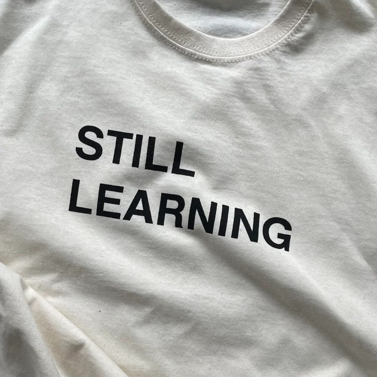 Young Double -100%純棉 Still Learning 中性短袖米白 T-shirt 大人款 ❘ 現貨尺寸:M & L