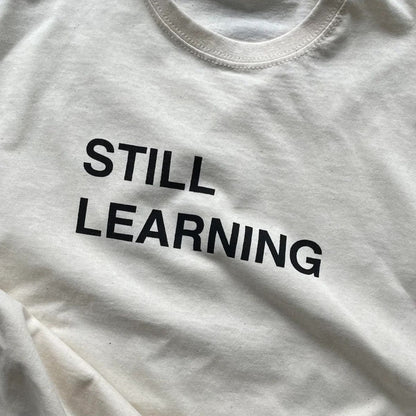 Young Double -100%純棉 Still Learning 中性短袖米白 T-shirt 大人款 ❘ 現貨尺寸:M & L