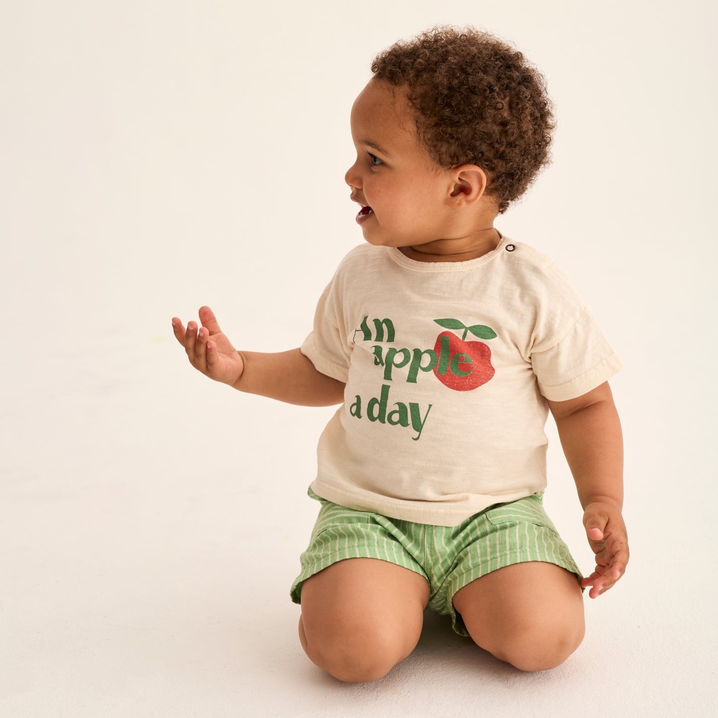 Cozmo 100%竹節棉短袖T-shirt - An apple a day ❘ 現貨尺寸: 12M & 24M
