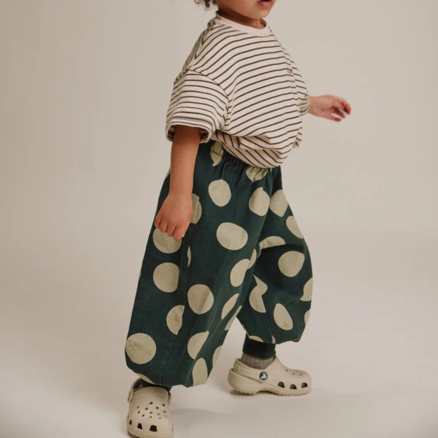 Claude&Co. 100%有機棉 Emerson 綠色點點縮口氣球長褲 - Kale Polka  ❘ 現貨尺寸: 2-3Y & 3-4Y