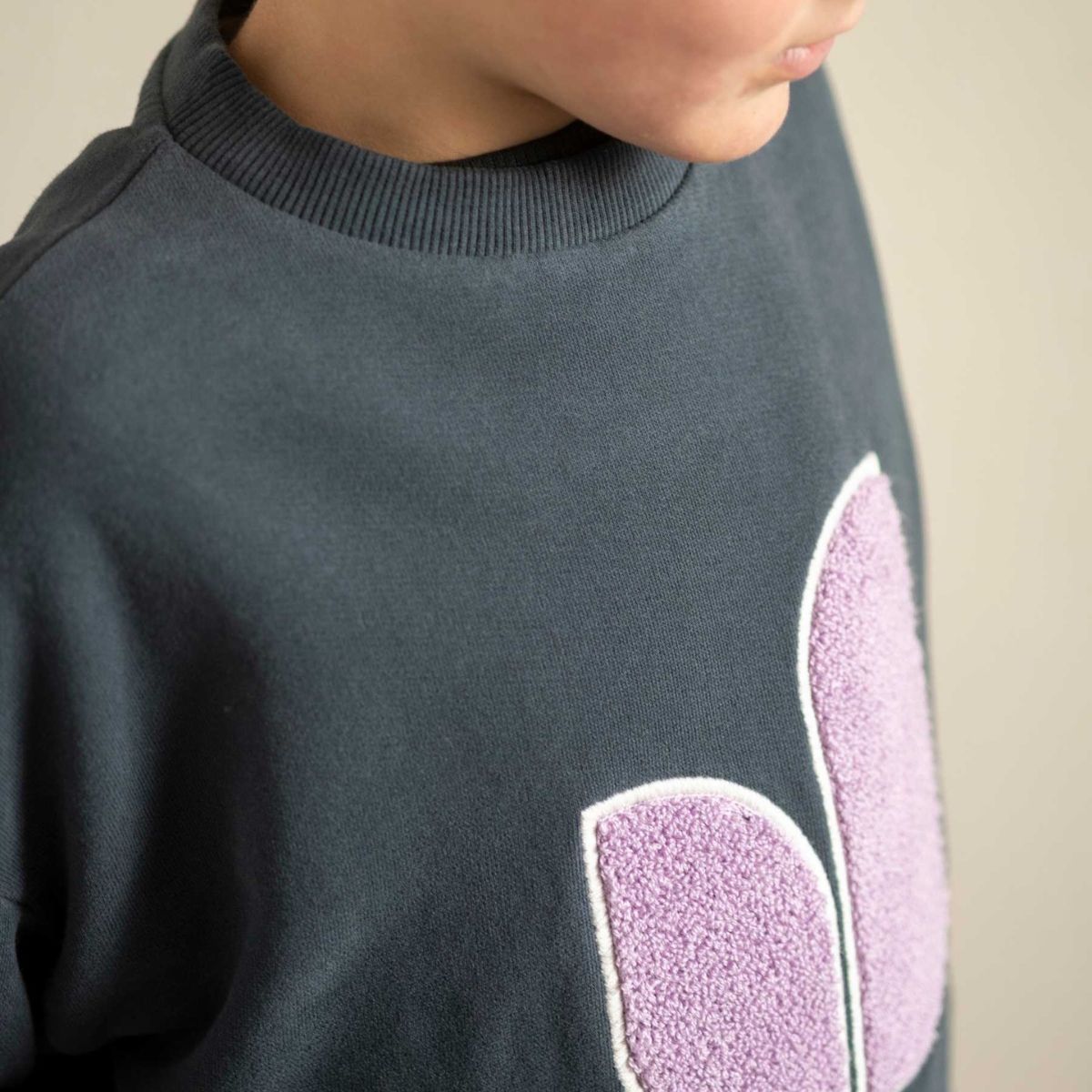Jenest 100%有機棉立體刺繡大學T - Off Black 炭黑 ❘ 現貨尺寸: 2Y-8Y