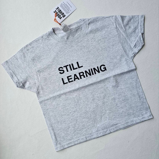 Young Double - 100%純棉 Still Learning 中性短袖淺灰 T-shirt ❘ 現貨尺寸:3Y~8Y