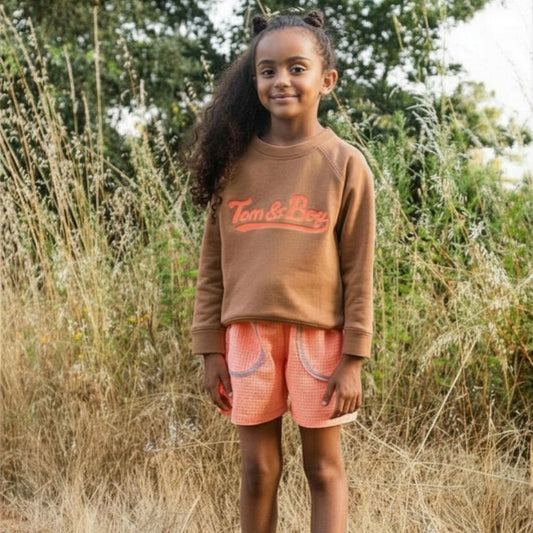 Tom&Boy 100% 純棉 TOM & BOY 草寫 Logo 純棉大學 T ❘ 現貨尺寸:4Y~8Y