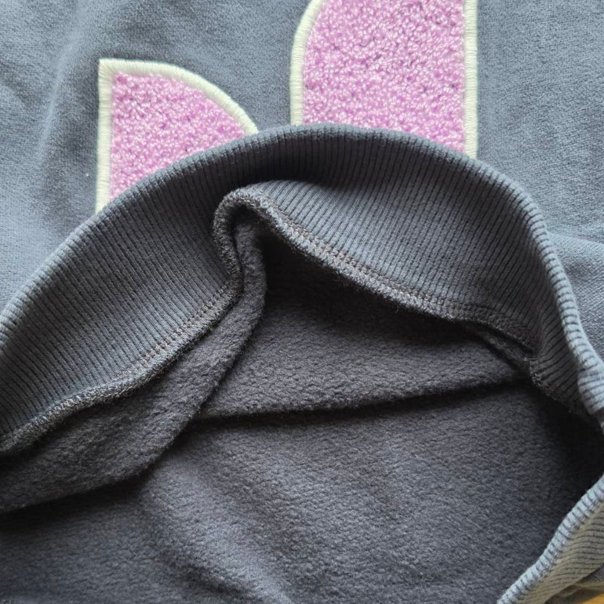 Jenest 100%有機棉立體刺繡大學T - Off Black 炭黑 ❘ 現貨尺寸: 2Y-8Y