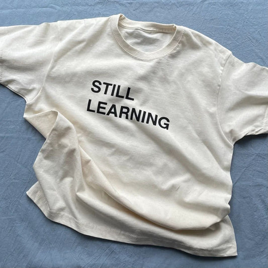 Young Double -100%純棉 Still Learning 中性短袖米白 T-shirt 大人款 ❘ 現貨尺寸:M & L