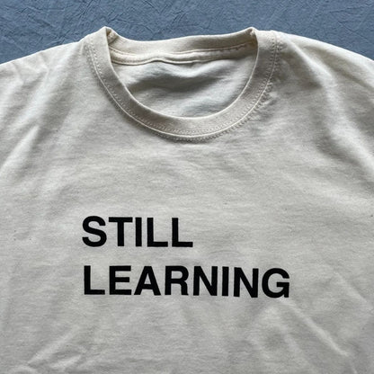 Young Double -100%純棉 Still Learning 中性短袖米白 T-shirt 大人款 ❘ 現貨尺寸:M & L