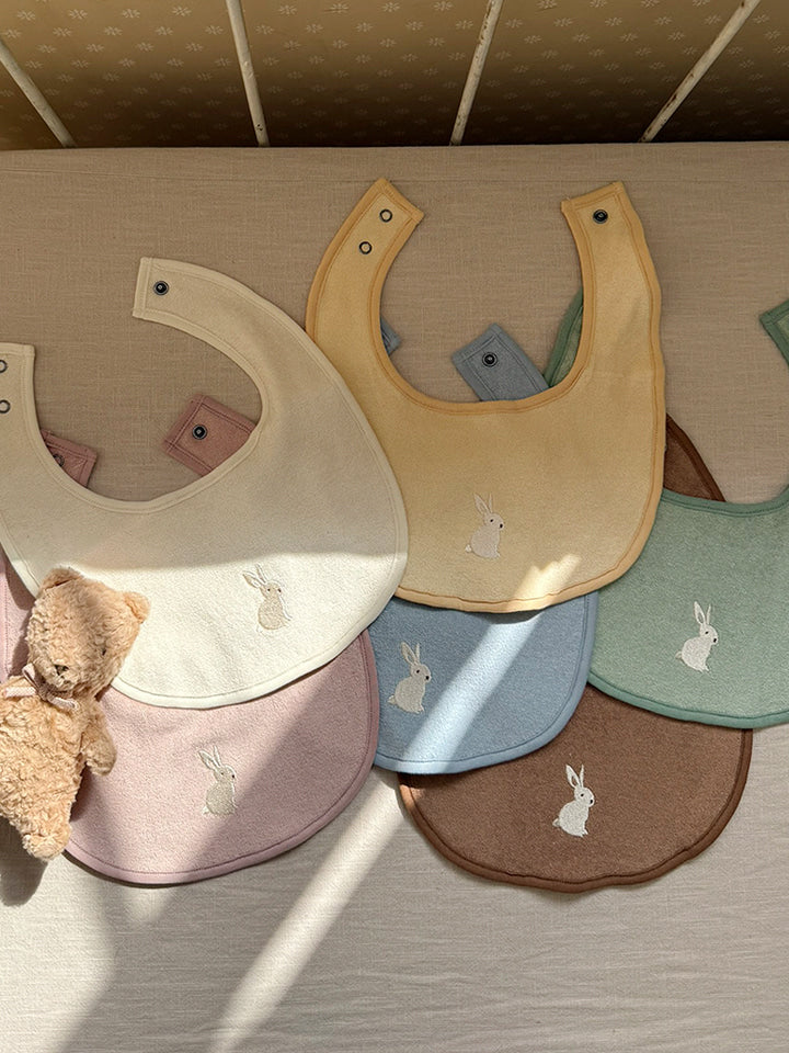 (預購商品) Creme enfant 經典小兔子刺繡有機棉毛巾布圍兜 / 口水巾 共 6 色