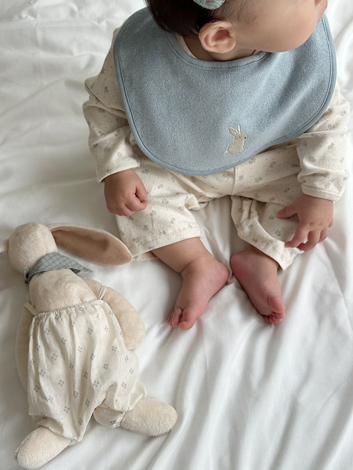(預購商品) Creme enfant 經典小兔子刺繡有機棉毛巾布圍兜 / 口水巾 共 6 色