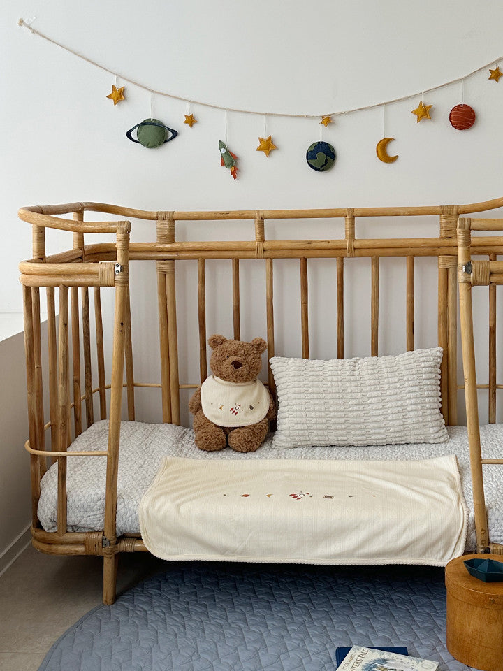 (預購商品) Creme enfant 棉 x 莫代爾圍兜＋萬用毯禮盒組- Simon宇宙火箭
