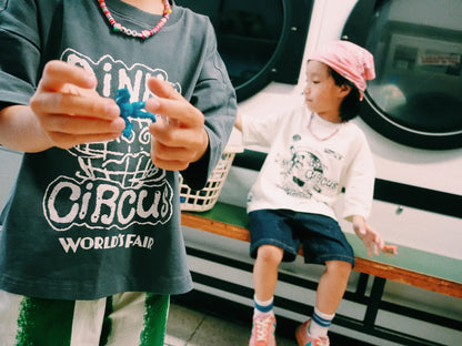 Dinky Circus 萬國博覽會地球印花寬鬆短袖t-shirt - 焦炭灰泥色  ❘ 現貨尺寸: 2Y~9Y